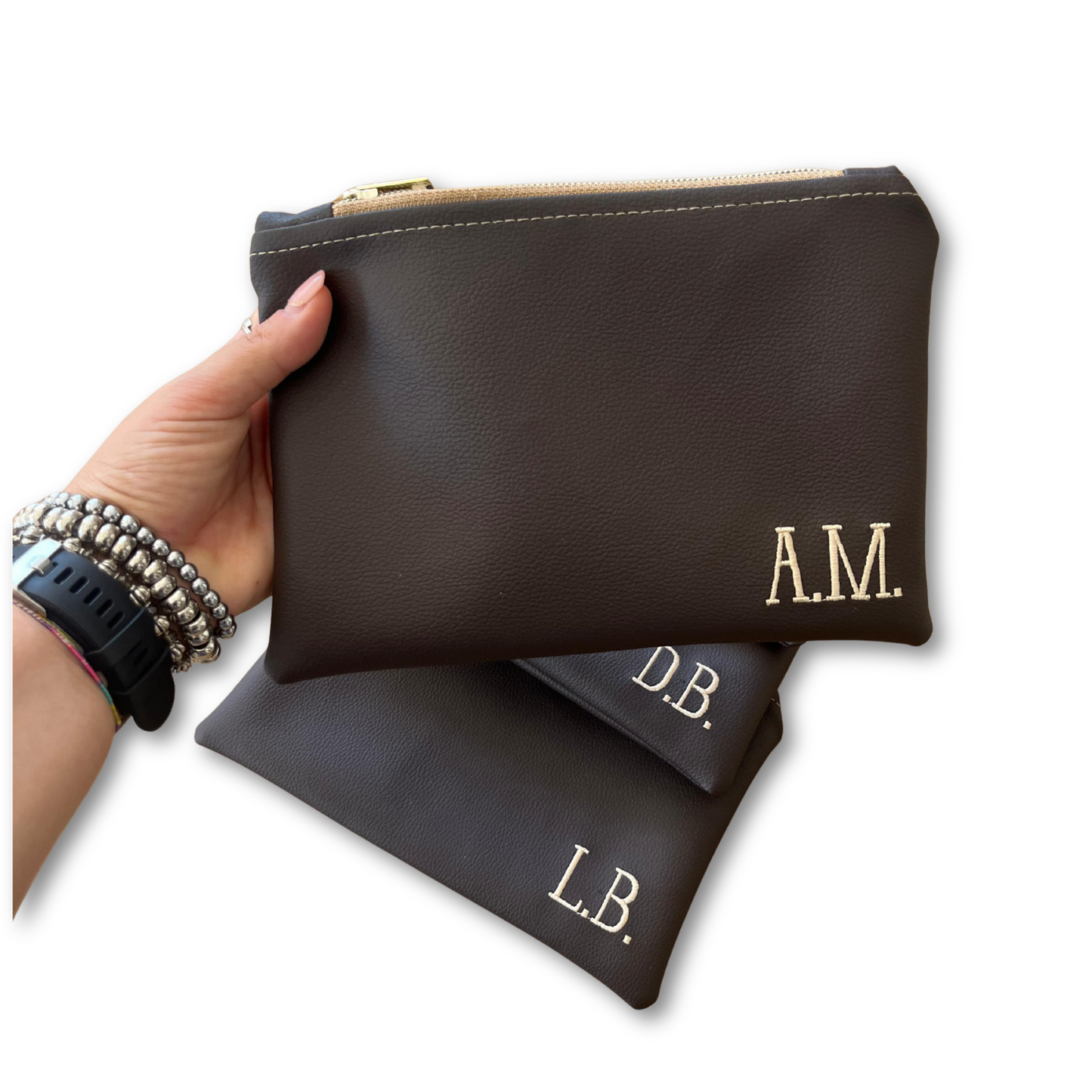 Pochette personalizzata con iniziali in similpelle testa di moro ric. sabbia mod. uomo
