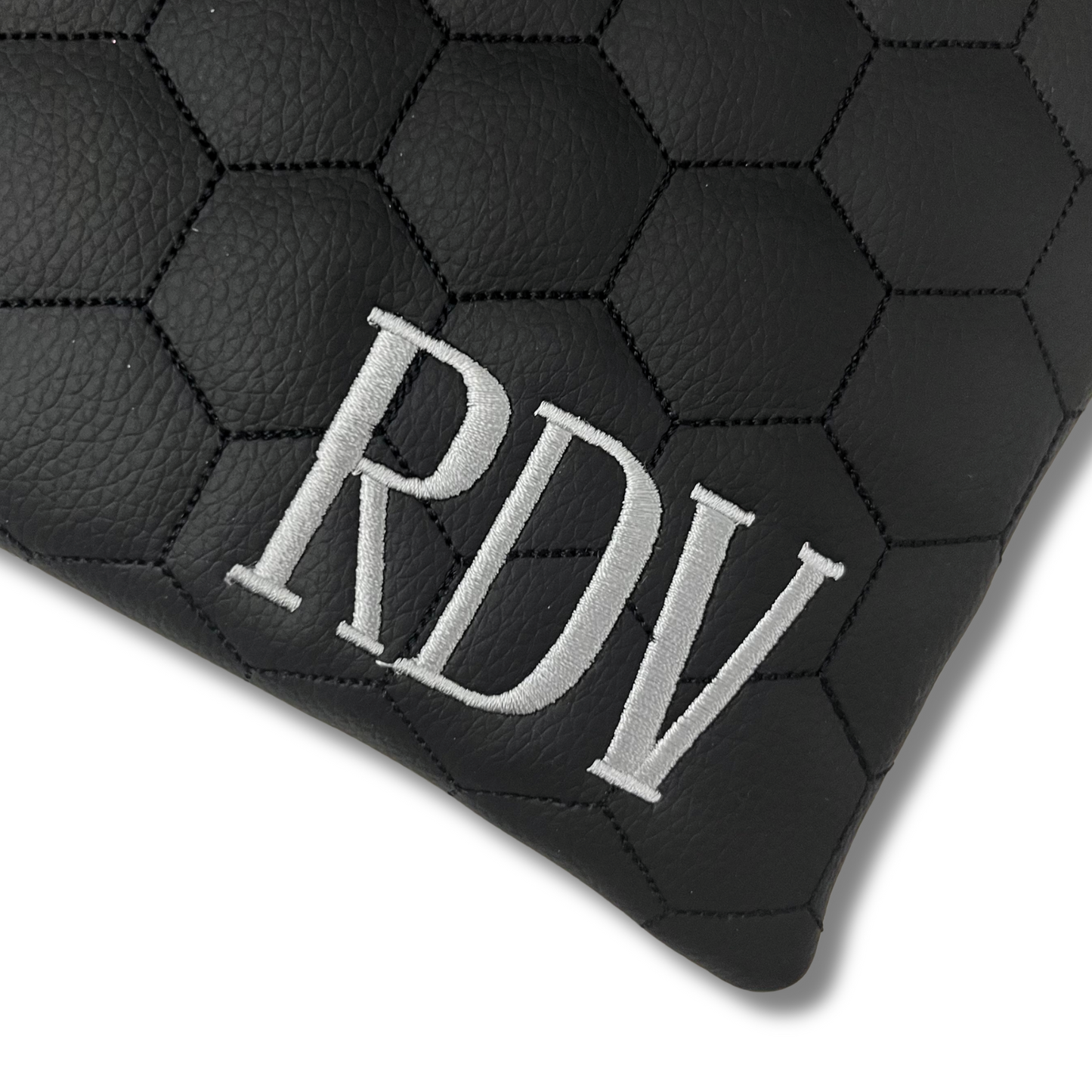 Pochette matelassè personalizzata con iniziali in similpelle nera ric. font romana con polsiera mod. uomo