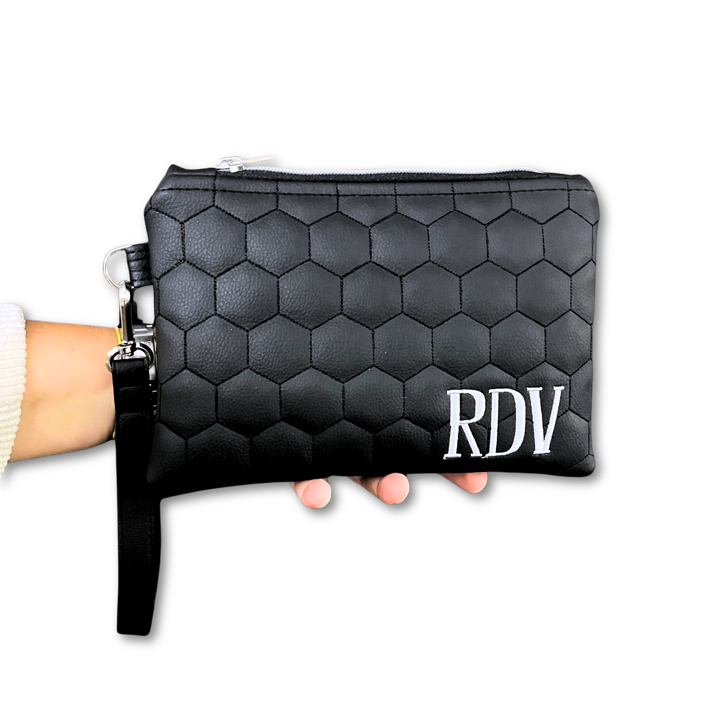 Pochette matelassè personalizzata con iniziali in similpelle nera ric. font romana con polsiera mod. uomo