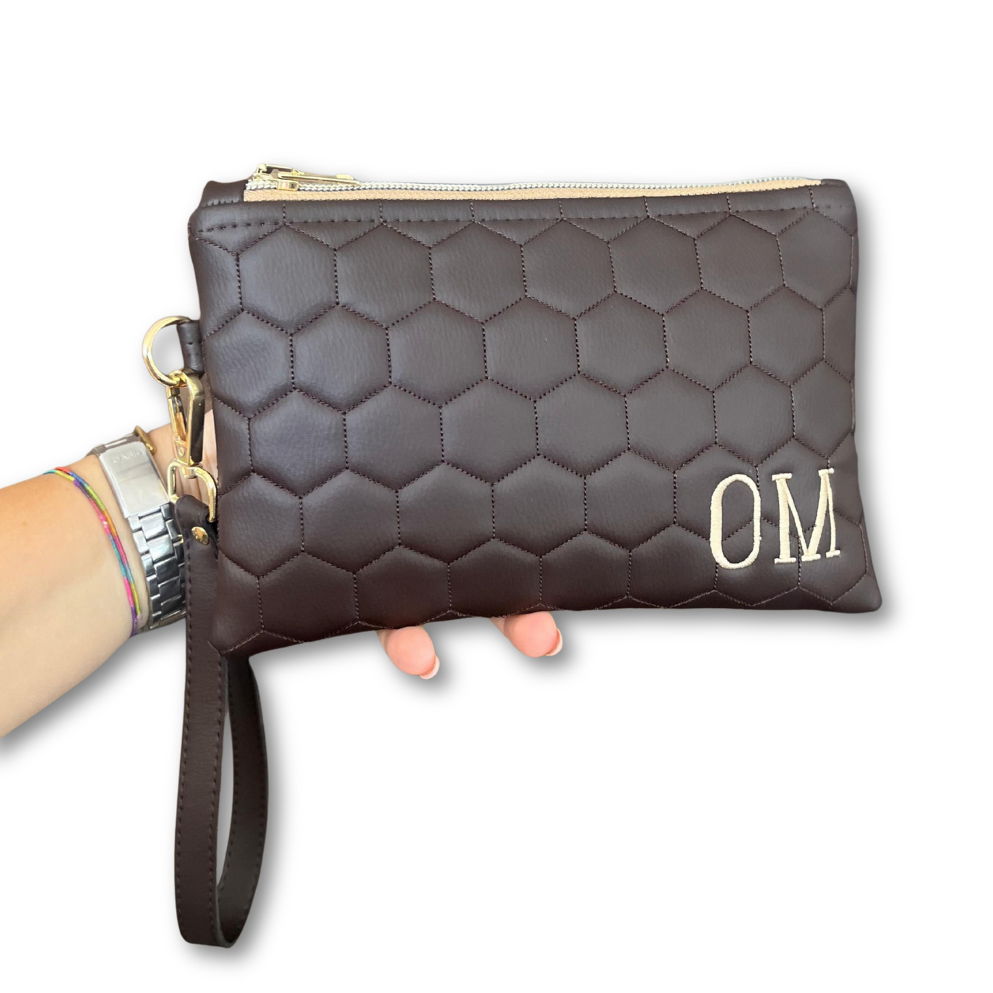 Pochette matelassè personalizzata con iniziali in similpelle testa di moro ric. font romana con polsiera mod. uomo