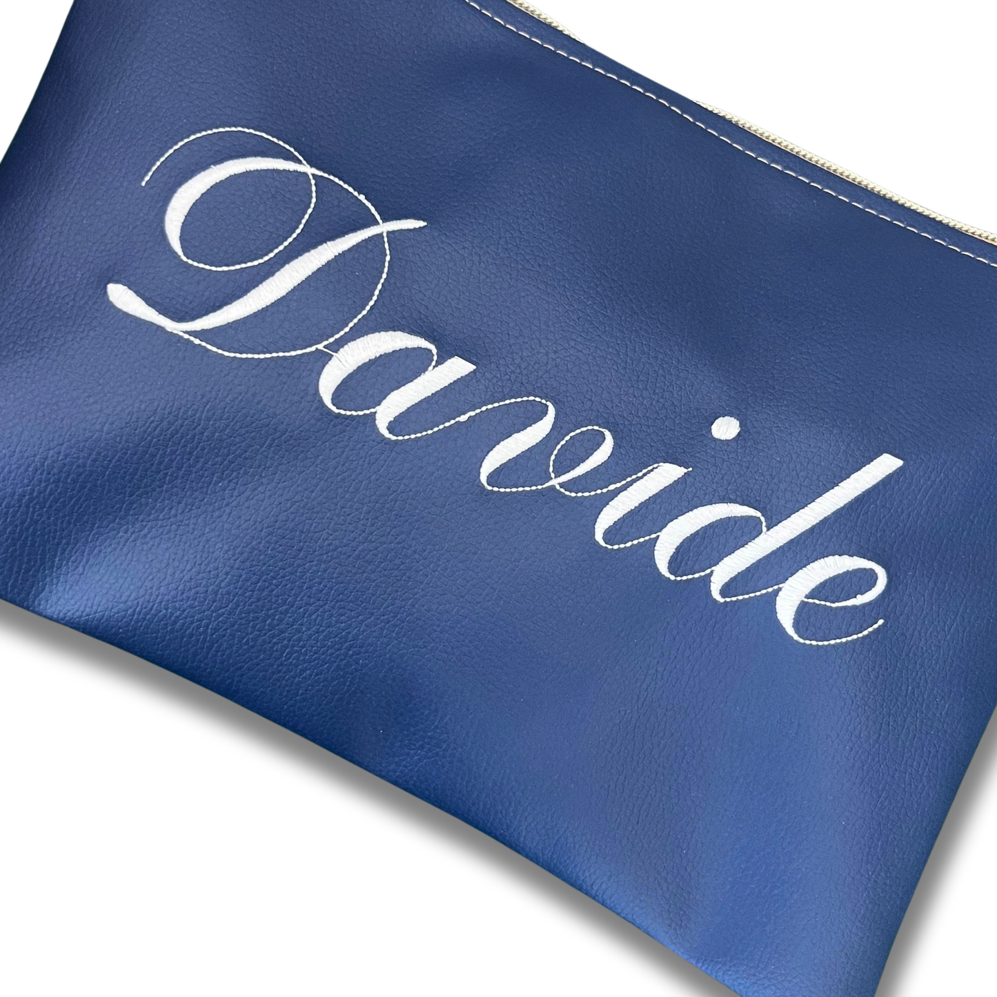 Pochette personalizzata con nome in similpelle blu ric. bianco mod. plus
