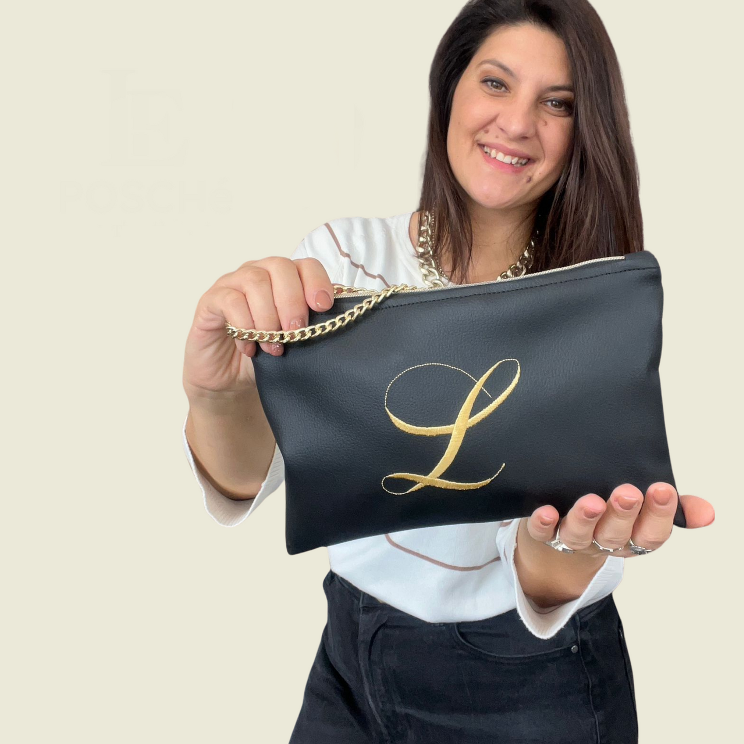 Pochette personalizzata in similpelle nera font inglese tracolla oro mod. regular