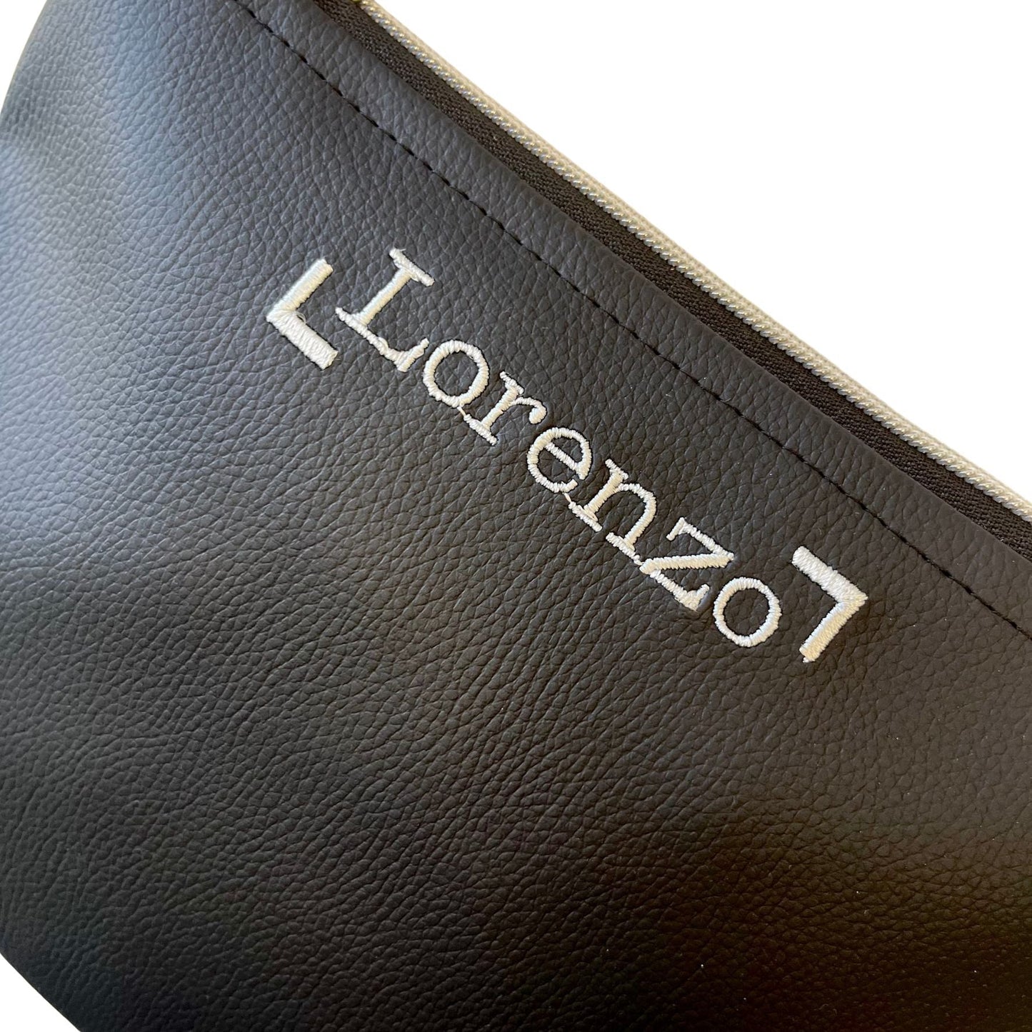 Pochette personalizzata con nome in similpelle nera ric. argento mod. petite