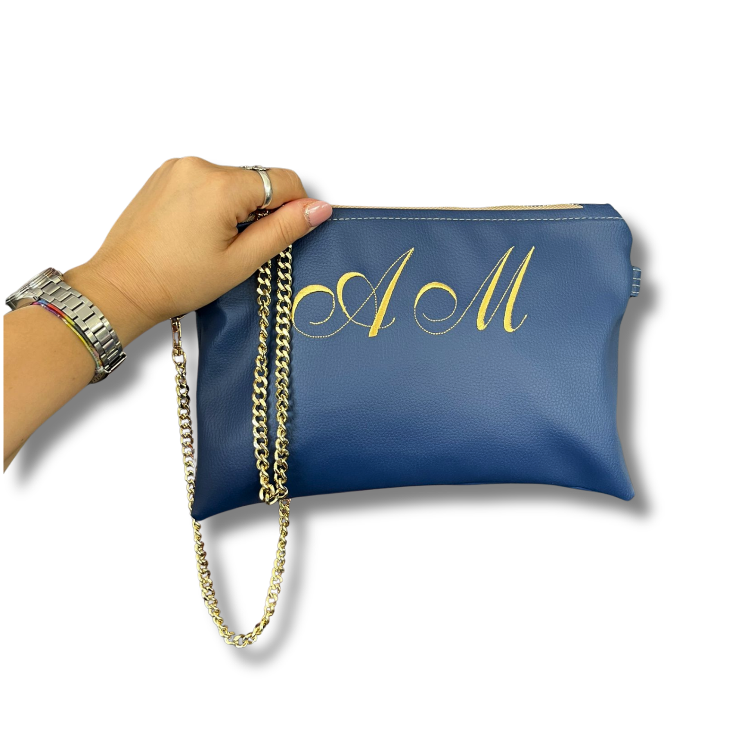 Pochette personalizzata con iniziale piccola in similpelle blu font inglese tracolla oro mod. regular