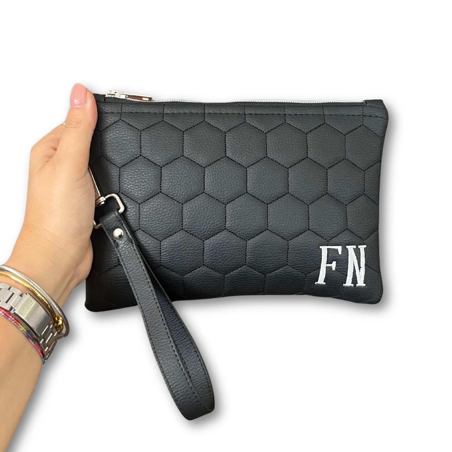 Pochette matelassè personalizzata con iniziali in similpelle nera ric. font romana con polsiera mod. uomo