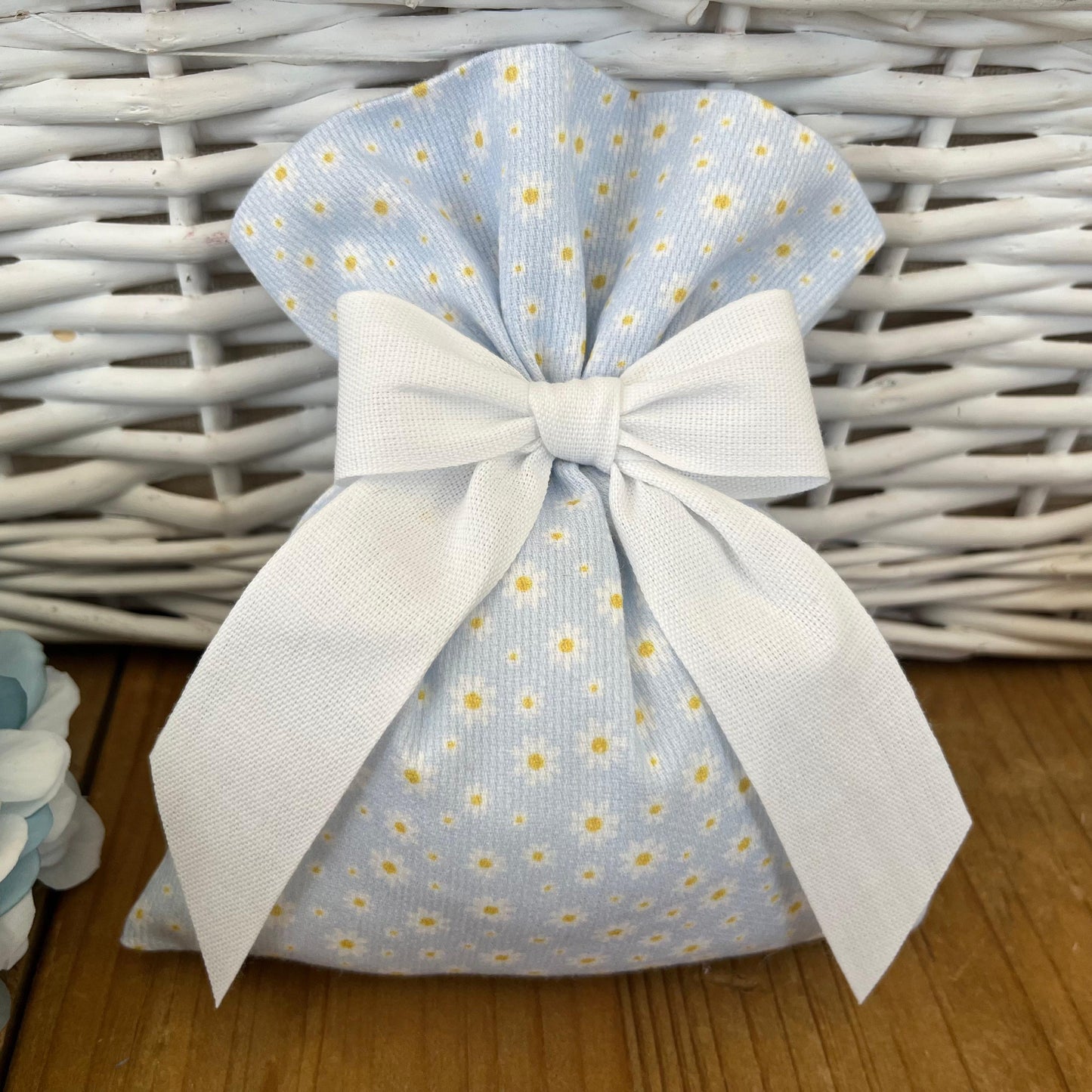 Sacchetto portaconfetti margherite celesti mod. grande collezione Baby