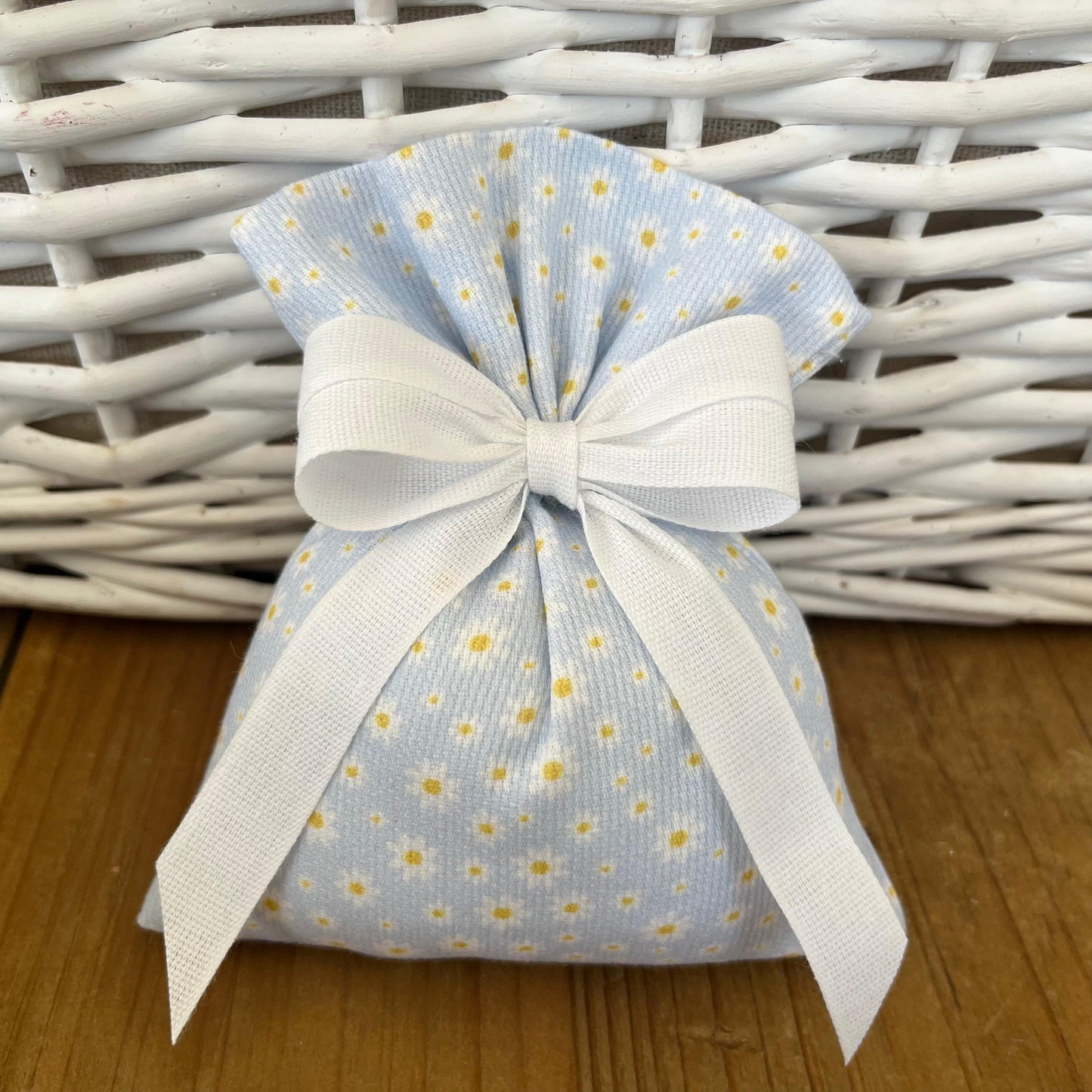 Sacchetto portaconfetti margherite celesti mod. medio collezione Baby