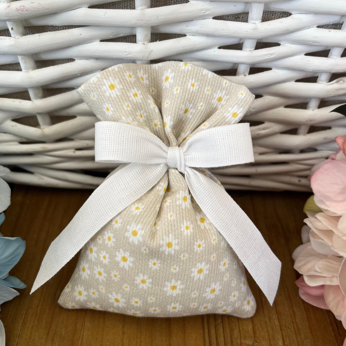 Sacchetto portaconfetti margherite beige mod. piccolo collezione Baby