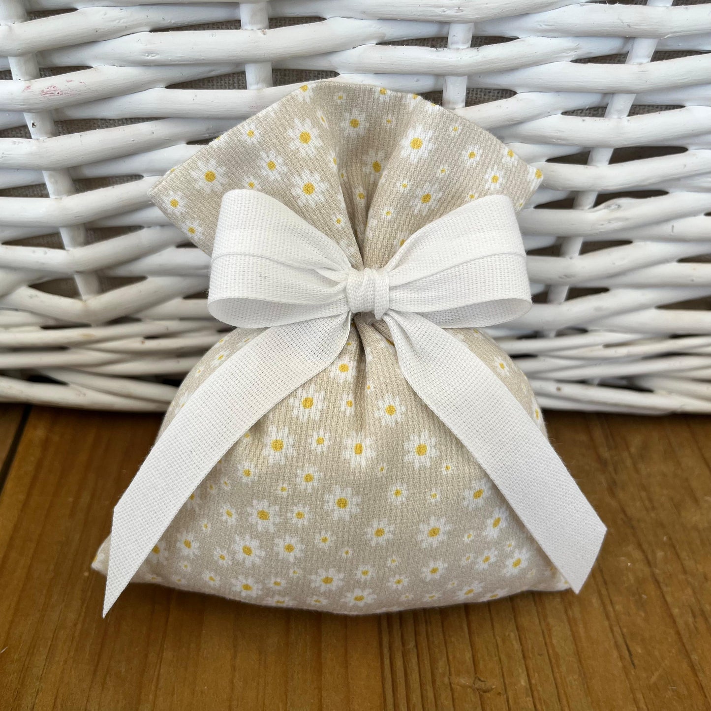 Sacchetto portaconfetti margherite beige mod. medio collezione Baby