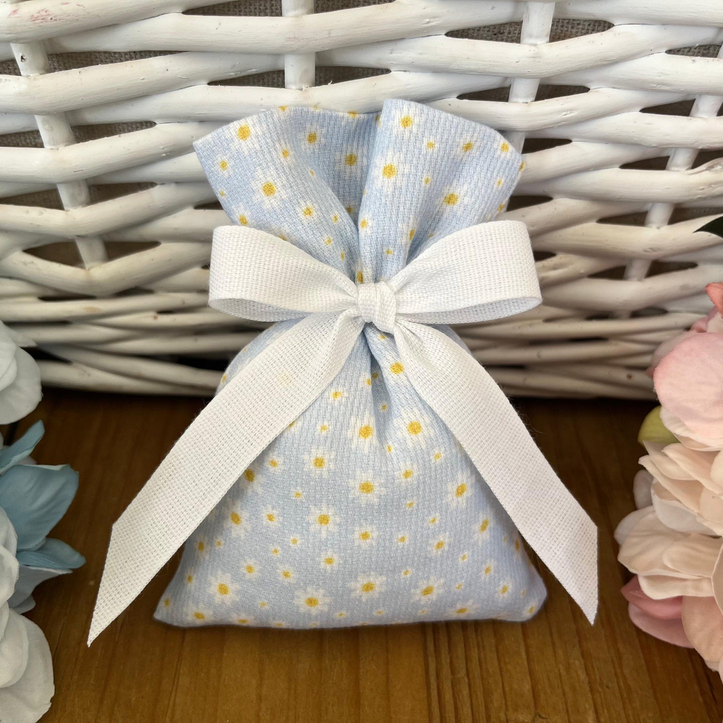 Sacchetto portaconfetti margherite celesti mod. piccolo collezione Baby