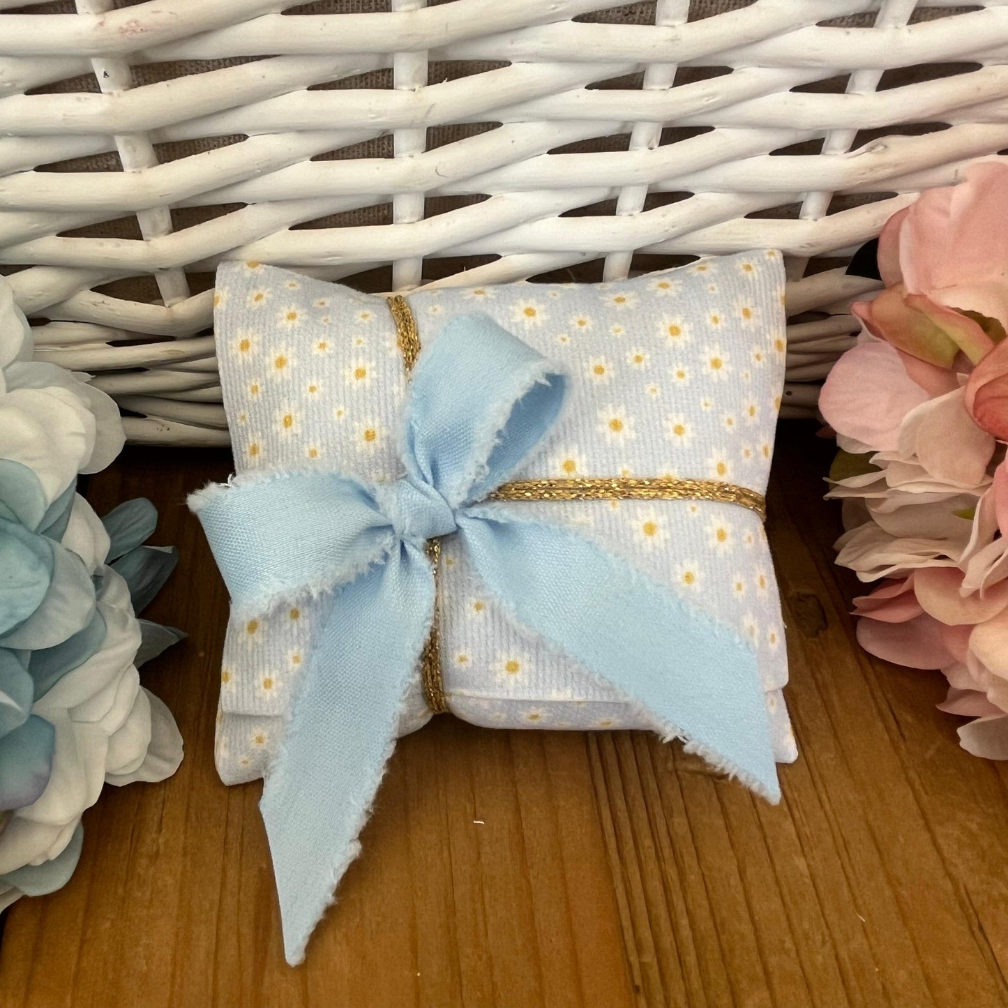 Bustina portaconfetti margherite celesti mod. midi collezione Baby
