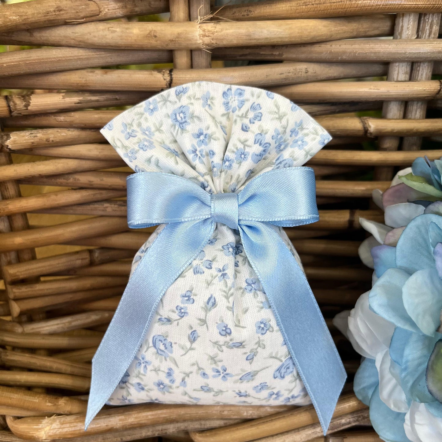 Sacchetto portaconfetti little fowers celeste mod. piccolo collezione Baby