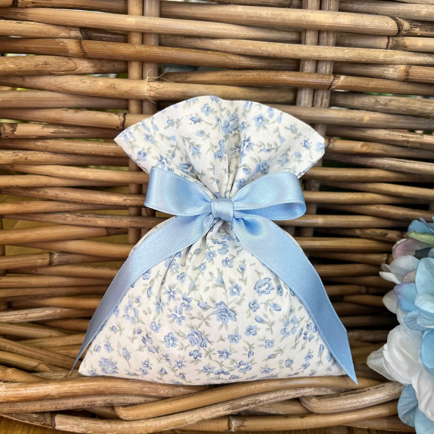 Sacchetto portaconfetti little flowers celeste mod. medio collezione Baby