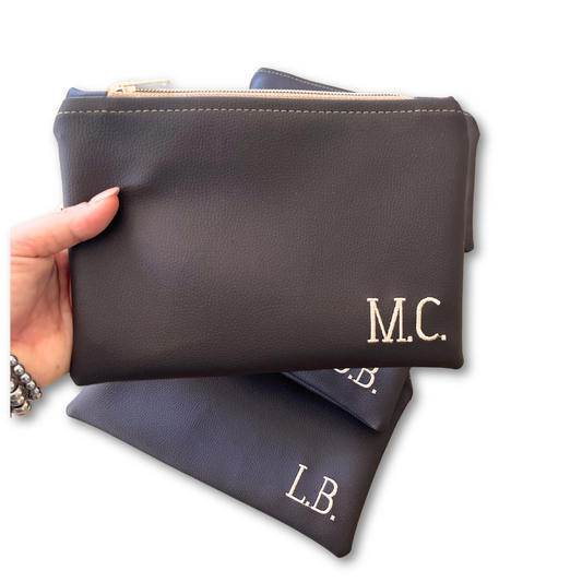 Pochette personalizzata con iniziali in similpelle testa di moro ric. sabbia mod. uomo