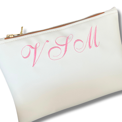 Pochette personalizzata con iniziali in similpelle bianca ric. rosa mod. plus