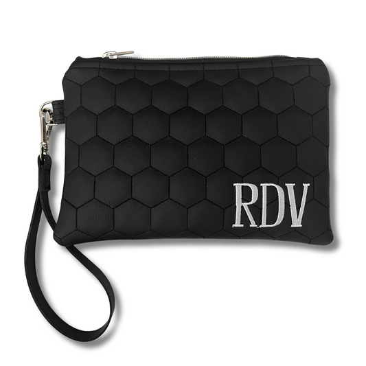 Pochette matelassè personalizzata con iniziali in similpelle nera ric. font romana con polsiera mod. uomo
