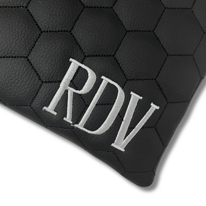 Pochette matelassè personalizzata con iniziali in similpelle nera ric. font romana con polsiera mod. uomo