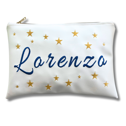 Pochette personalizzata con nome in similpelle bianca ric. blu font allura stelle oro mod. plus