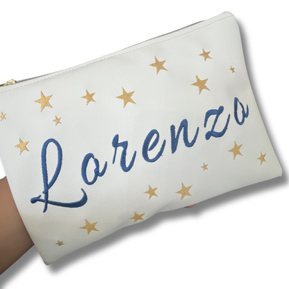 Pochette personalizzata con nome in similpelle bianca ric. blu font allura stelle oro mod. plus