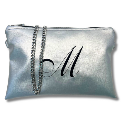 Pochette personalizzata con iniziale in similpelle argento font inglese tracolla argento mod. regular