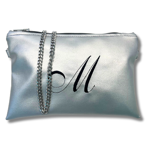 Pochette personalizzata con iniziale in similpelle argento font inglese tracolla argento mod. regular