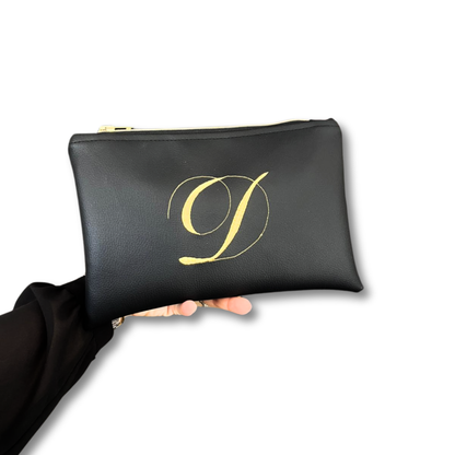 Pochette personalizzata in similpelle nera ricamo font inglese mod. regular