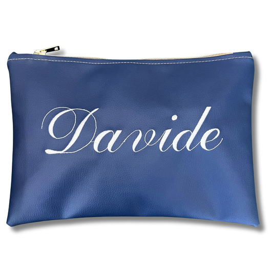 Pochette personalizzata con nome in similpelle blu ric. bianco mod. plus
