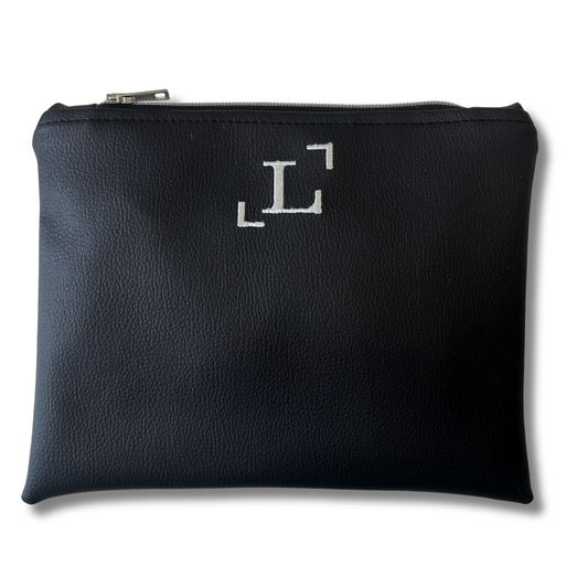Pochette personalizzata con iniziale in similpelle nera ric. argento mod. petite