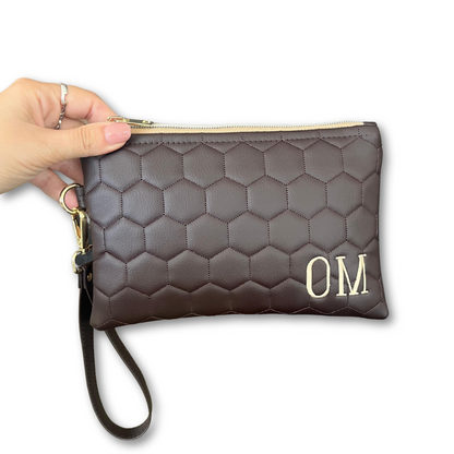 Pochette matelassè personalizzata con iniziali in similpelle testa di moro ric. font romana con polsiera mod. uomo