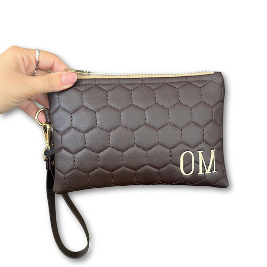 Pochette matelassè personalizzata con iniziali in similpelle testa di moro ric. font romana con polsiera mod. uomo