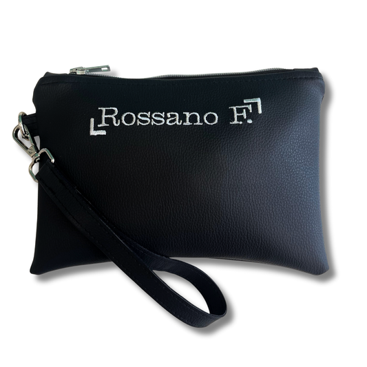 Pochette personalizzata con nome in similpelle nera con polsiera e ric. argento mod. uomo