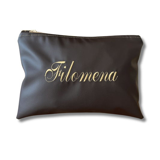 Pochette personalizzata in similpelle testa di moro ricamo nome font inglese mod. plus
