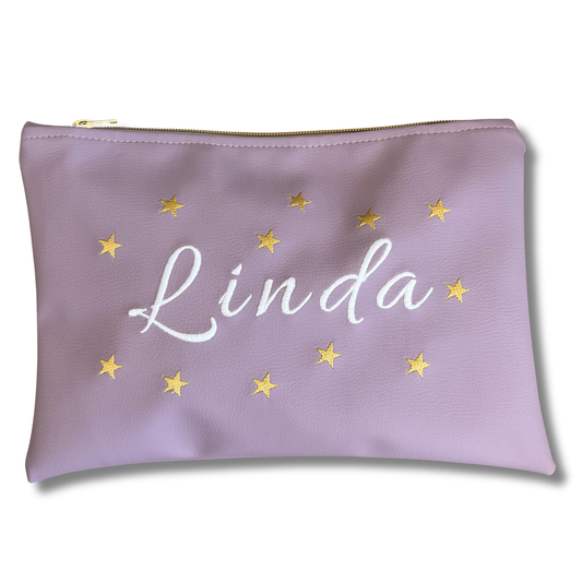 Pochette personalizzata con nome in similpelle lilla ric. font allura bianco stelle oro mod. plus